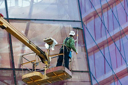 Mycie okien z podnośnika koszowego